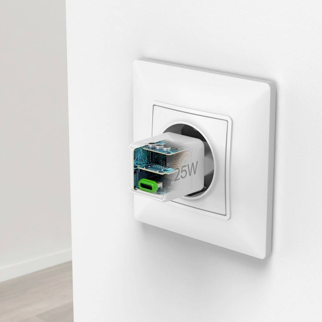 Ein Ladegerät mit der Aufschrift '25W' ist in eine Steckdose eingesteckt. Das Design ist modern, mit sichtbaren elektronischen Komponenten.