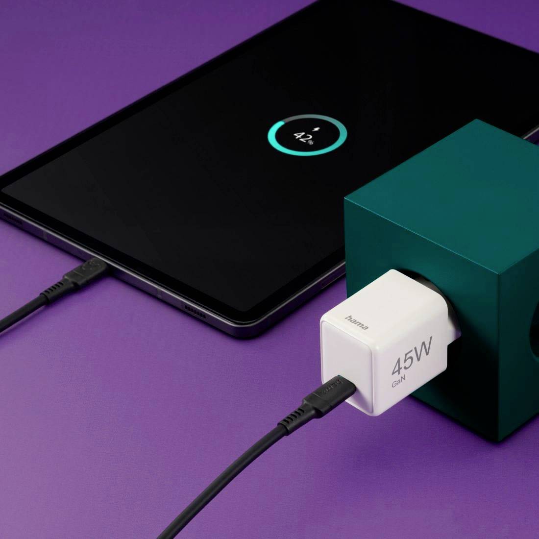 Tablet wird von einem 45W GaN-Ladegerät auf einem lila Hintergrund aufgeladen.