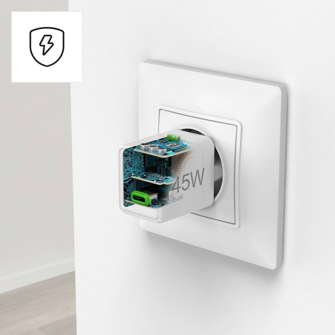 Ein 45W-Ladegerät steckt in einer weißen Wandsteckdose. Teil des Ladegeräts ist transparent, sodass die interne Elektronik sichtbar ist. Ein Schutzsymbol erscheint links oben.
