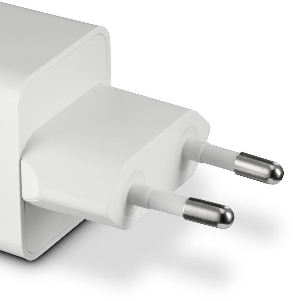Weißes USB-Steckernetzteil mit europäischem Zweipolstecker, zum Laden von Geräten.