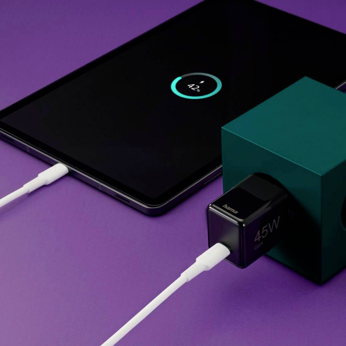 Tablet wird mit einem 45W Ladegerät aufgeladen; der Bildschirm zeigt '42%' Ladestatus. Hintergrund in Lila.
