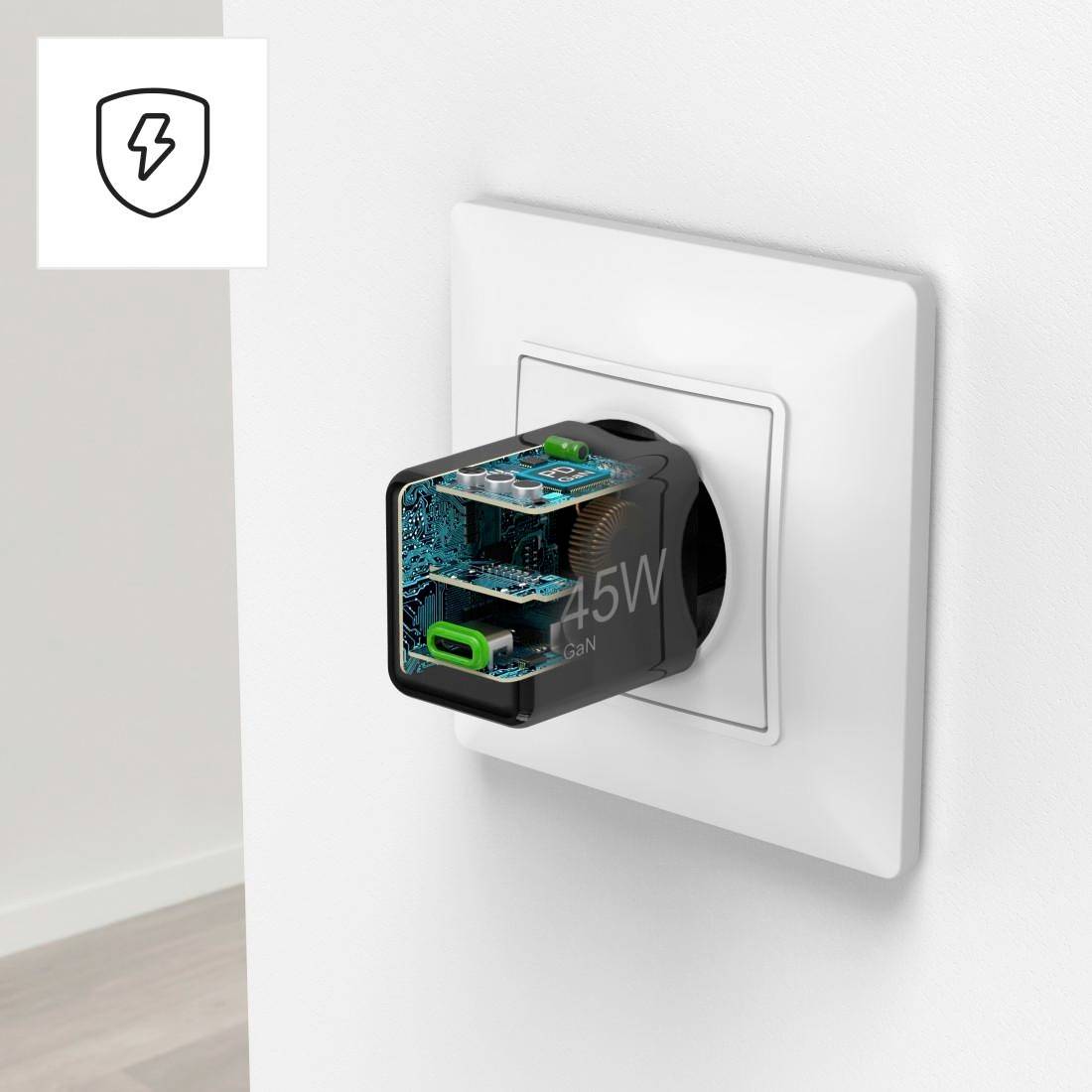Ein Ladegerät mit Sicht auf die internen Komponenten steckt in einer weißen Wandsteckdose. Es zeigt einen USB-C-Anschluss mit 45W.