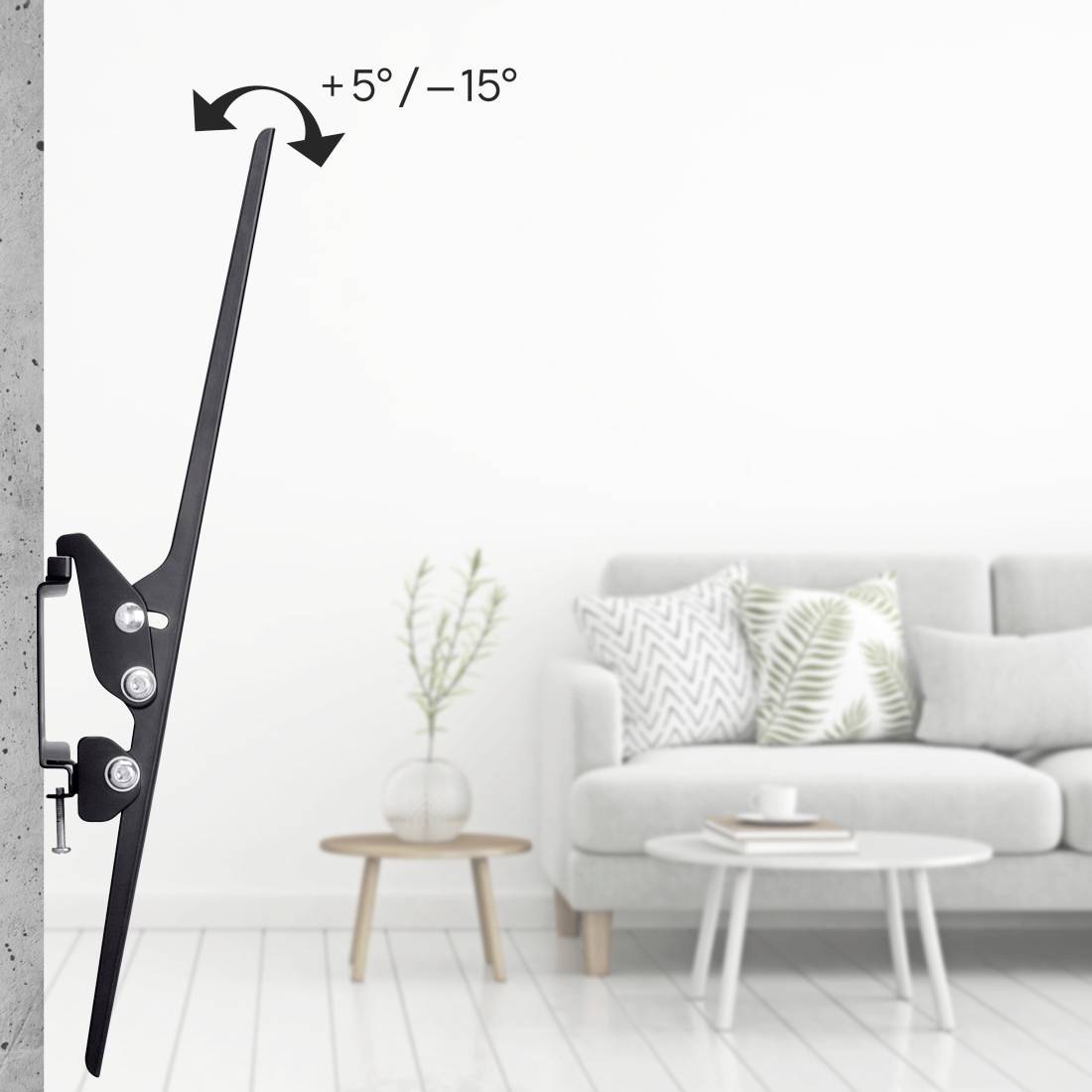 Fenster geöffnet mit Fünf-Grad-Neigungswinkel, zeigt Schrägstellung. Im Hintergrund moderne graue Couch, Kissen und Tisch.