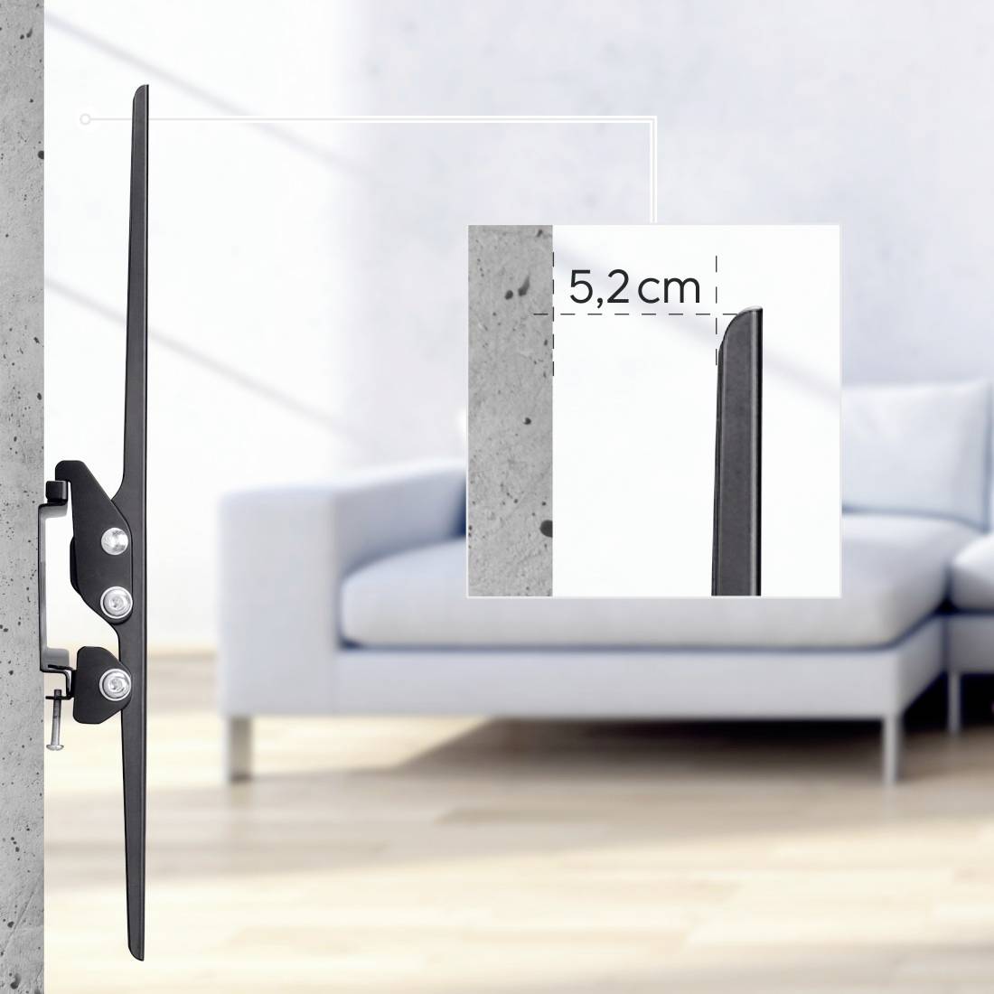 Nahaufnahme eines Türschlosses in einer Wand mit einem Ausschnitt, der die Dicke von 5,2 cm zeigt. Ein Sofa im Hintergrund.