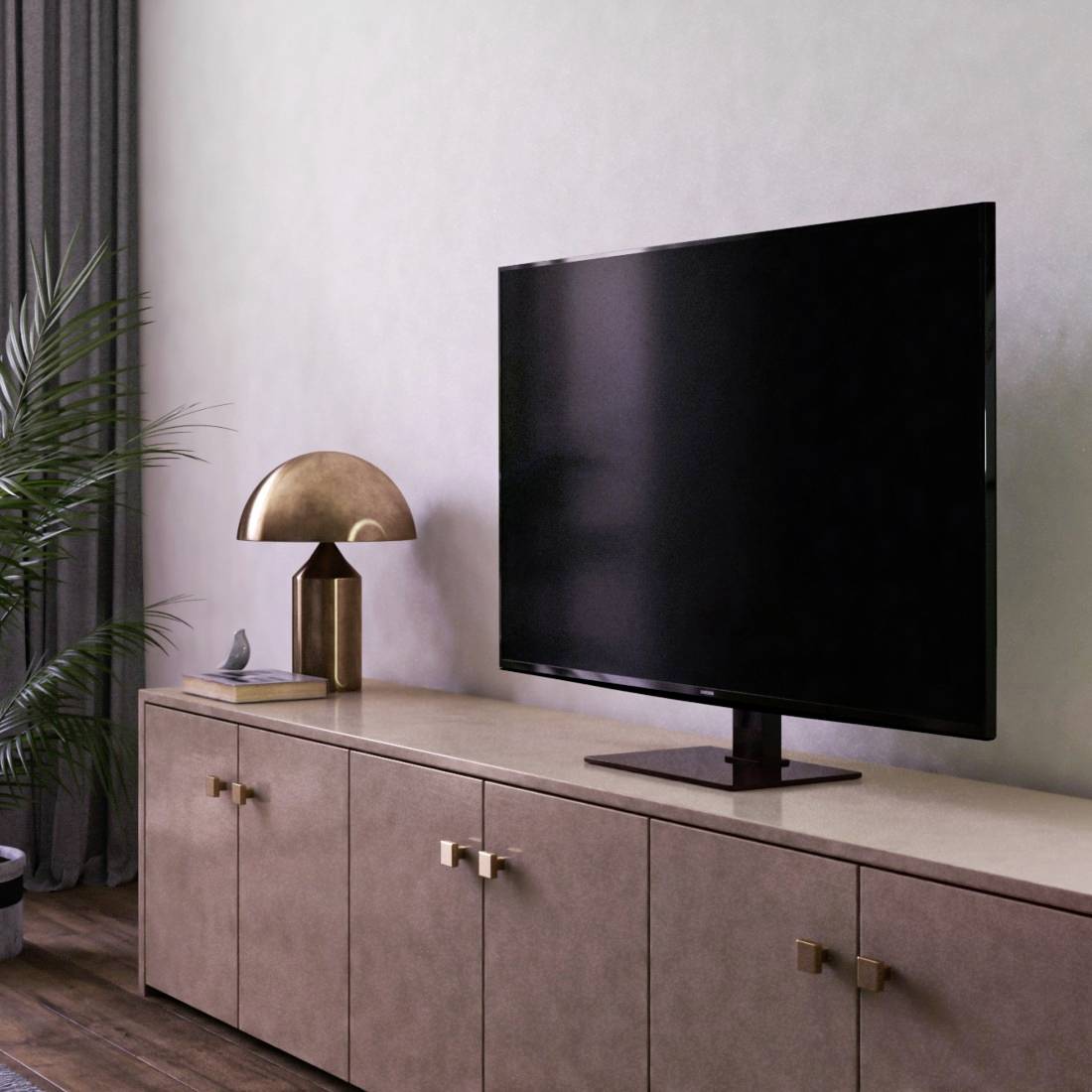 Ein modernes Wohnzimmer mit einem großen Flachbildfernseher auf einem Holzschrank. Eine Tischlampe links und eine Pflanze rechts ergänzen die Einrichtung.