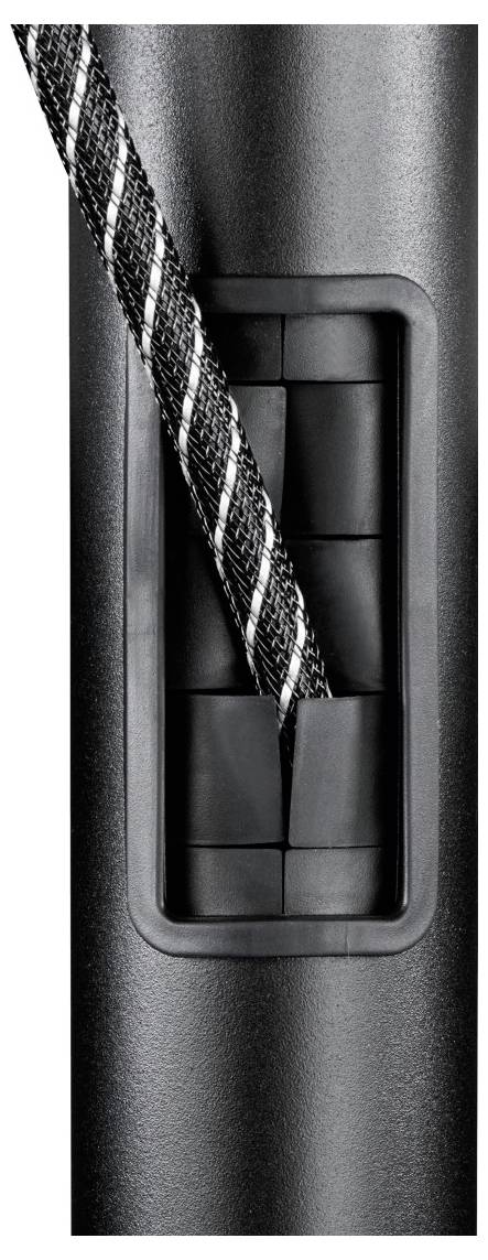 Schwarzes Seil klemmt in der schwarzen Befestigung eines geriffelten Rohrs, Detailaufnahme des Mechanismus.