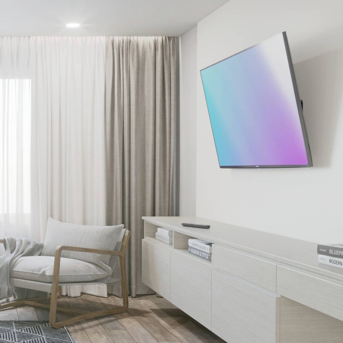 Ein moderner, heller Raum mit einem Holzstuhl und einem Fernseher an der Wand. Der Raum wirkt ruhig und minimalistisch.