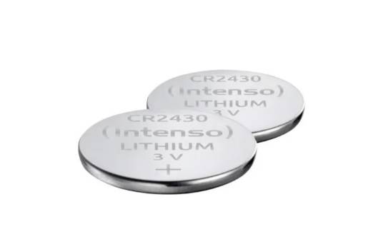 Zwei silberne Lithium-Knopfzellen vom Typ CR2430 mit 'Intenso' Aufschrift und 3 Volt. Sie liegen nebeneinander auf weißem Hintergrund.