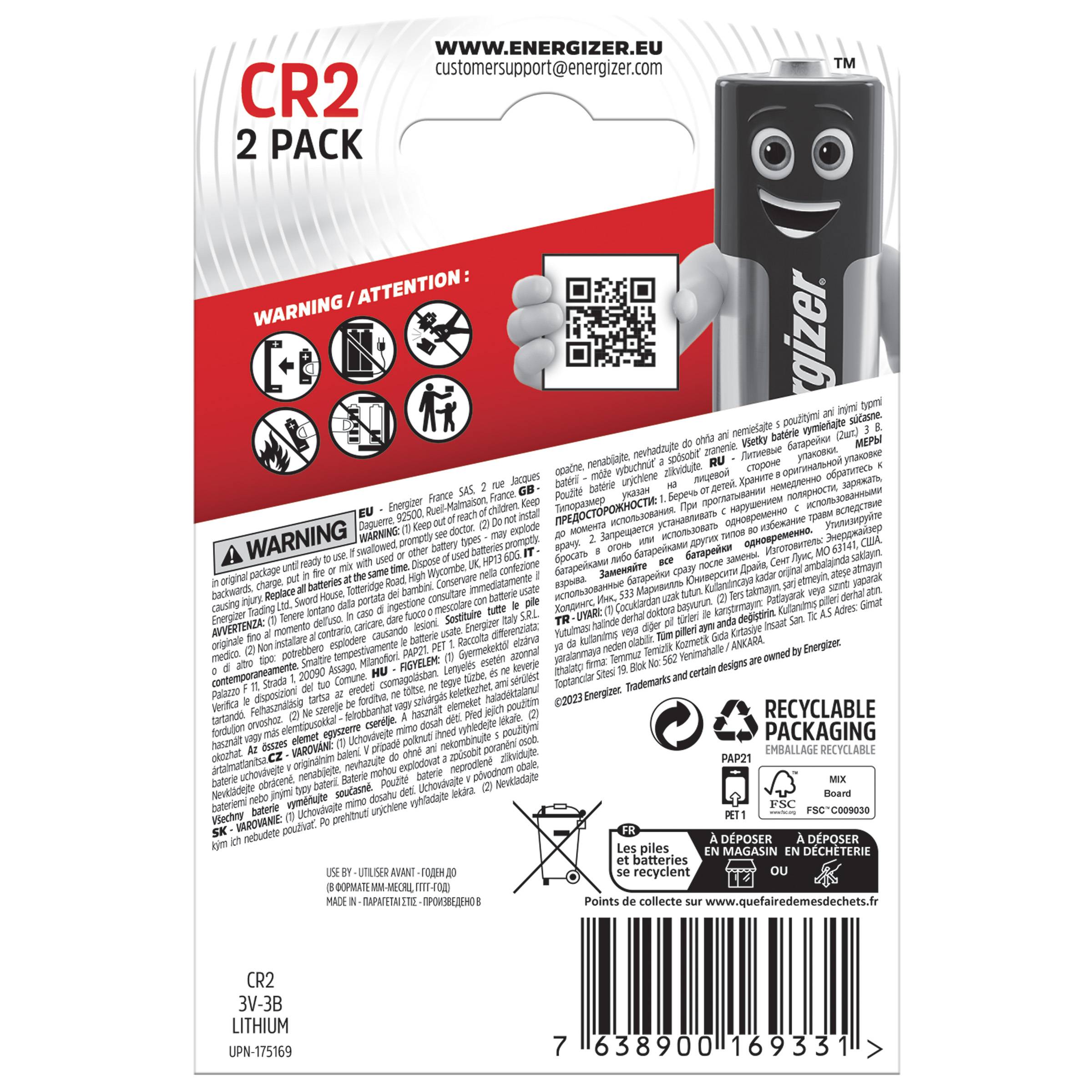 Verpackung von zwei CR2 Lithium-Batterien. Enthält Warnhinweise und Recyclinginformationen. Mascottchen zeigt auf einen QR-Code.