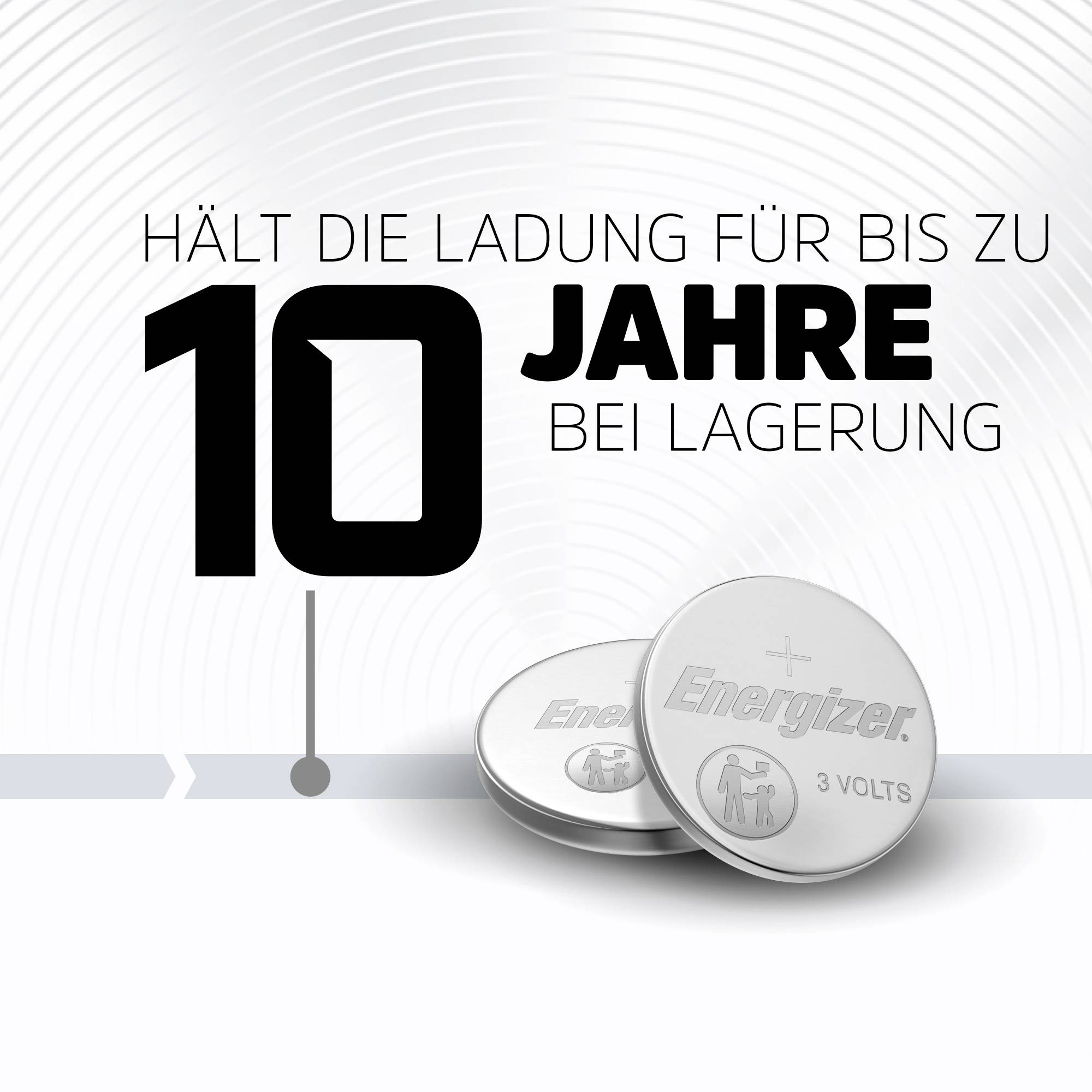 Eine Batterie zeigt die Aufschrift 'Hält die Ladung für bis zu 10 Jahre bei Lagerung'. Energizer-Knopfzelle vorne abgebildet.