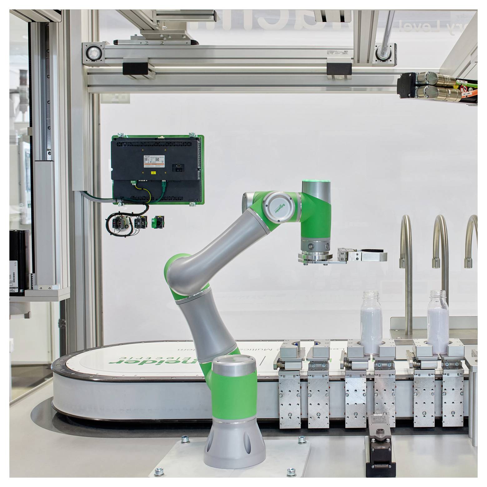 Industrieller Roboterarm in einer Labor- oder Fabrikzelle, positioniert über einem Förderband mit Flaschen und Vorrichtungen, bereit zum Greifen oder Platzieren von Objekten.