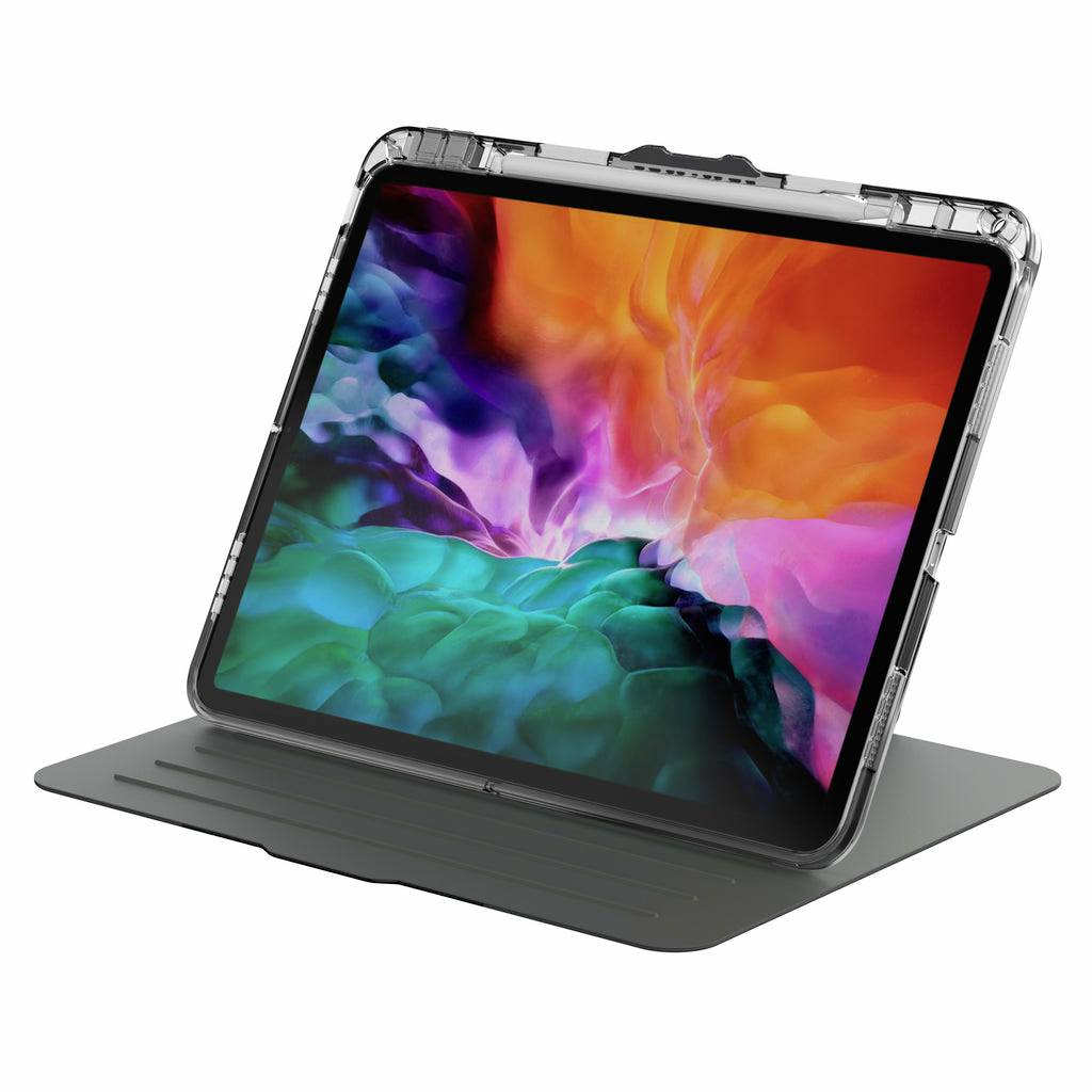 Ein Tablet mit farbenfroher Anzeige in einer schwarzen Schutzhülle, auf einem Tisch stehend.