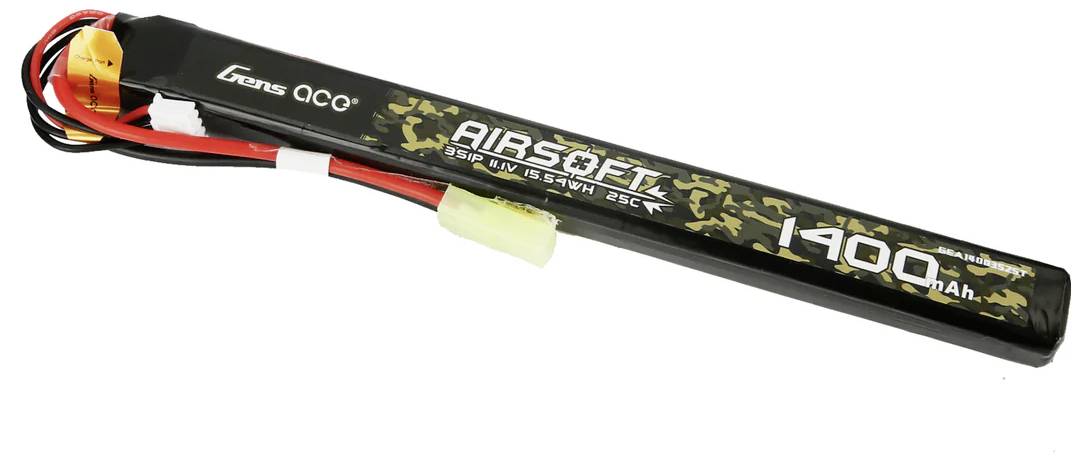 Ein schmaler Airsoft-Akku mit der Aufschrift '1200 mAh'. Schwarzes Gehäuse mit Schriftzug und tarnfarbenem Design.