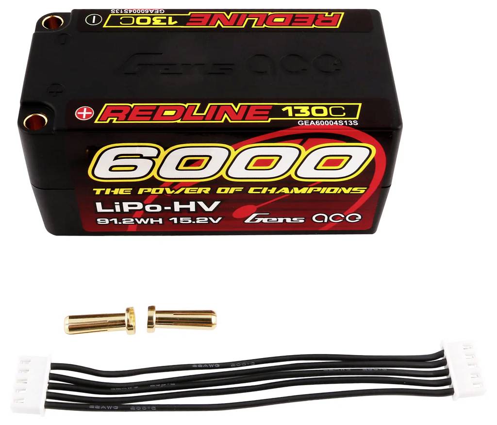 LiPo-Akku Gens Ace Redline 6000mAh 130C, schwarzes Gehäuse mit gelber Aufschrift. Enthält zusätzlich zwei Steckverbinder und ein Kabel.