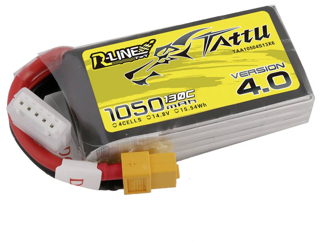 Akkupack mit rotem und schwarzem Kabel, gelbem Stecker und weißem Anschluss. Aufdruck: Tattu R-Line 1050mAh, 130C, 14.8V, Version 4.0.
