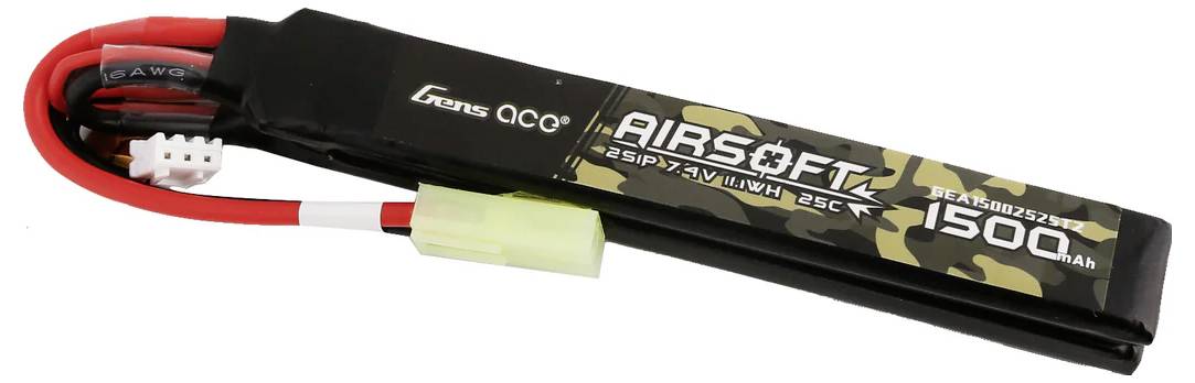 Ein länglicher, flacher Akku mit der Aufschrift 'AIRSOFT 1500mAh', roten und weißen Kabeln und einem grünen Stecker.