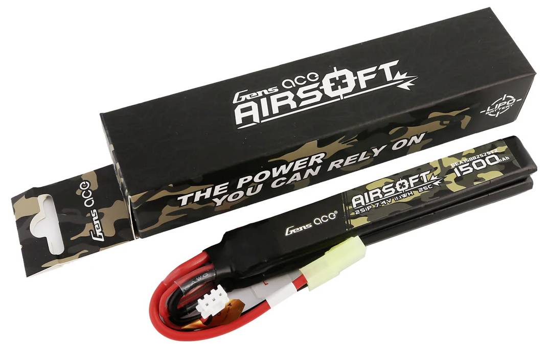 'Gens ace Airsoft 1500mAh 11.1V 15C Batterie' neben Verpackung mit Text 'The power you can rely on'. Verpackung hat Tarnmuster.