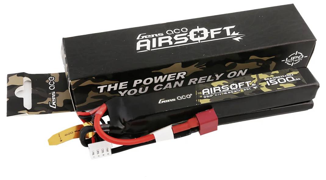 Eine Airsoft-Batterie mit der Aufschrift 'The power you can rely on', in schwarzer Verpackung. Anschlusskabel sichtbar.