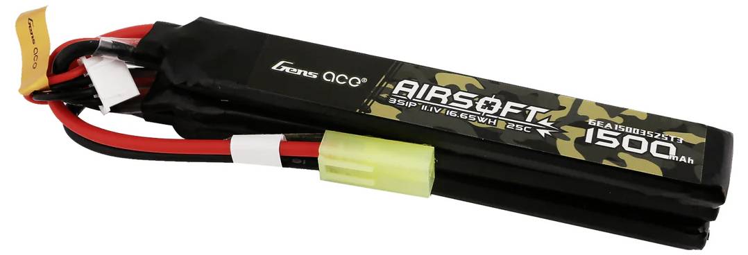 Ein Airsoft LiPo Akku mit einer Kapazität von 1500mAh und einer Spannung von 11,1V. Die Batterie ist schwarz mit rotem Kabel.