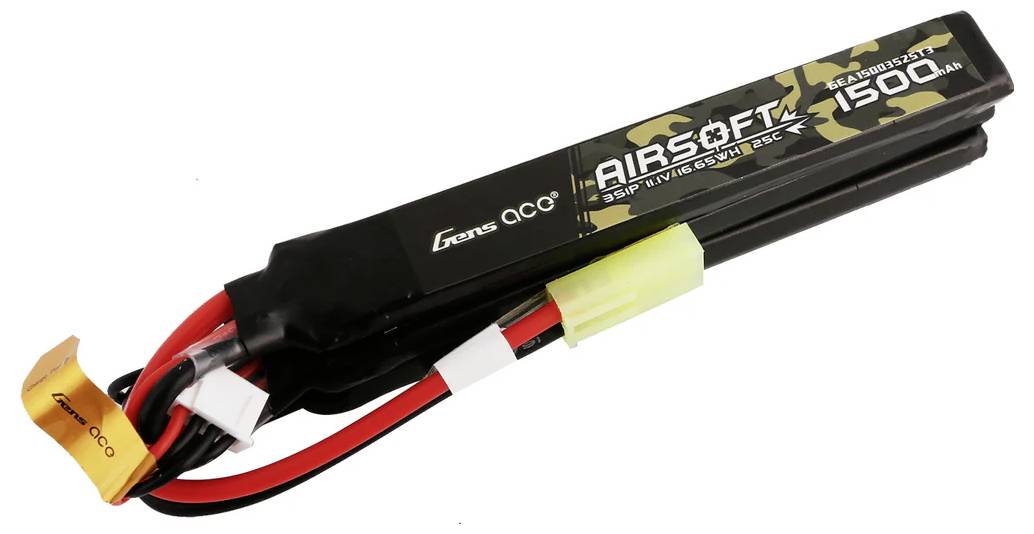 Ein schwarz-gelber Airsoft-Akku mit der Aufschrift '1500mAh', verbunden mit roten und schwarzen Kabeln sowie einem gelben Steckverbinder.