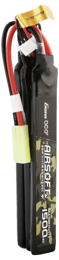 Ein Batteriepack mit schwarzem, tarnfarbenem Design und roten Kabeln. Beschriftet mit 'Airsoft 1500 mAh'. Geeignet für Airsoft-Nutzung.