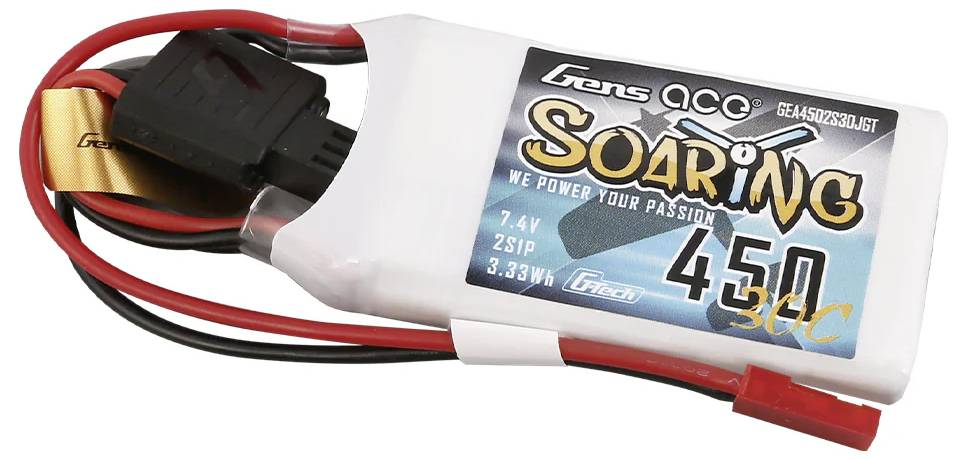 Eine weiße Lithium-Polymer-Batterie von Gens Ace mit der Aufschrift 'Soaring 450', Spannung von 7.4V und Kapazität von 450mAh, mit Kabeln.