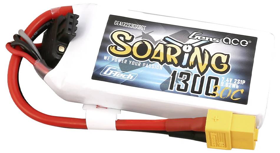 Ein LiPo-Akku mit der Aufschrift 'Soaring 1300mAh 7.4V', roten Kabeln und einem gelben Stecker.