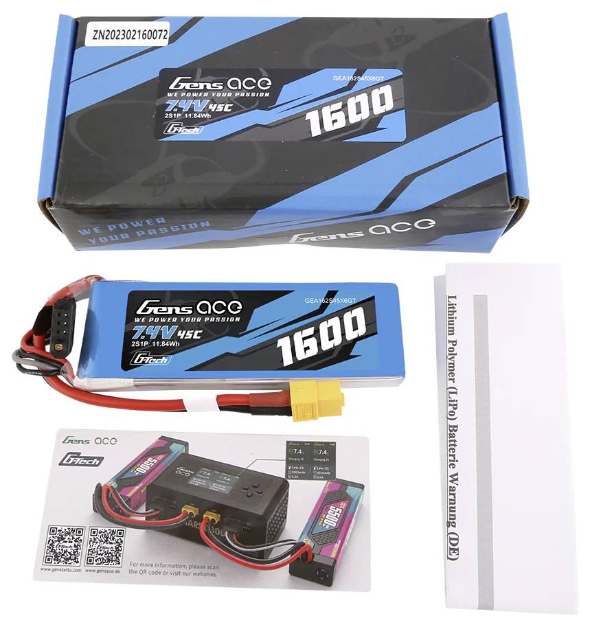 Eine blaue Lithium-Polymer-Batterie von Gens Ace mit 1600 mAh Kapazität liegt neben einer zugehörigen Verpackung und Anleitung.