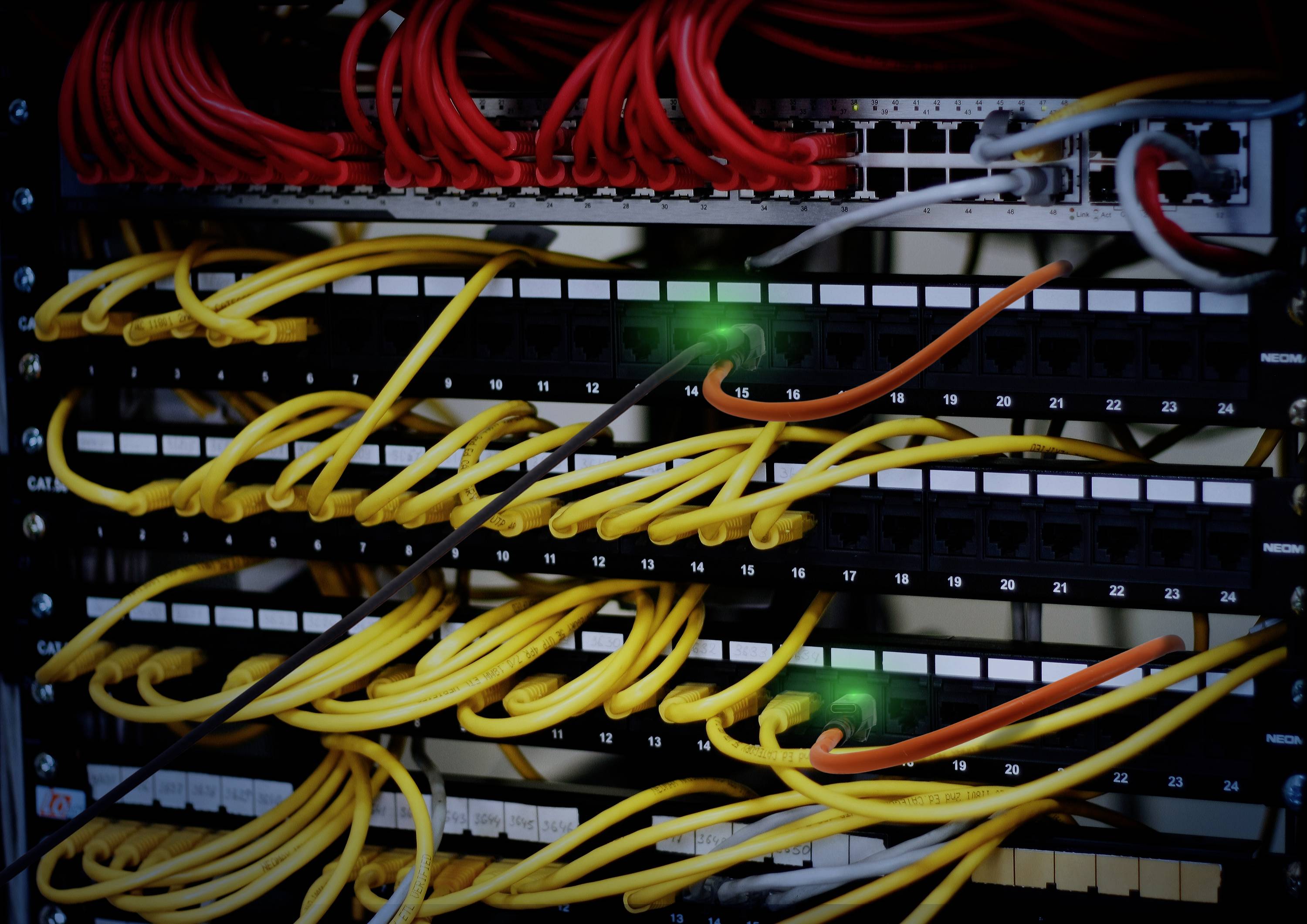 Ein Netzwerk-Server-Rack mit gelben und roten Kabeln, verbunden in einem Internet-Rechenzentrum.