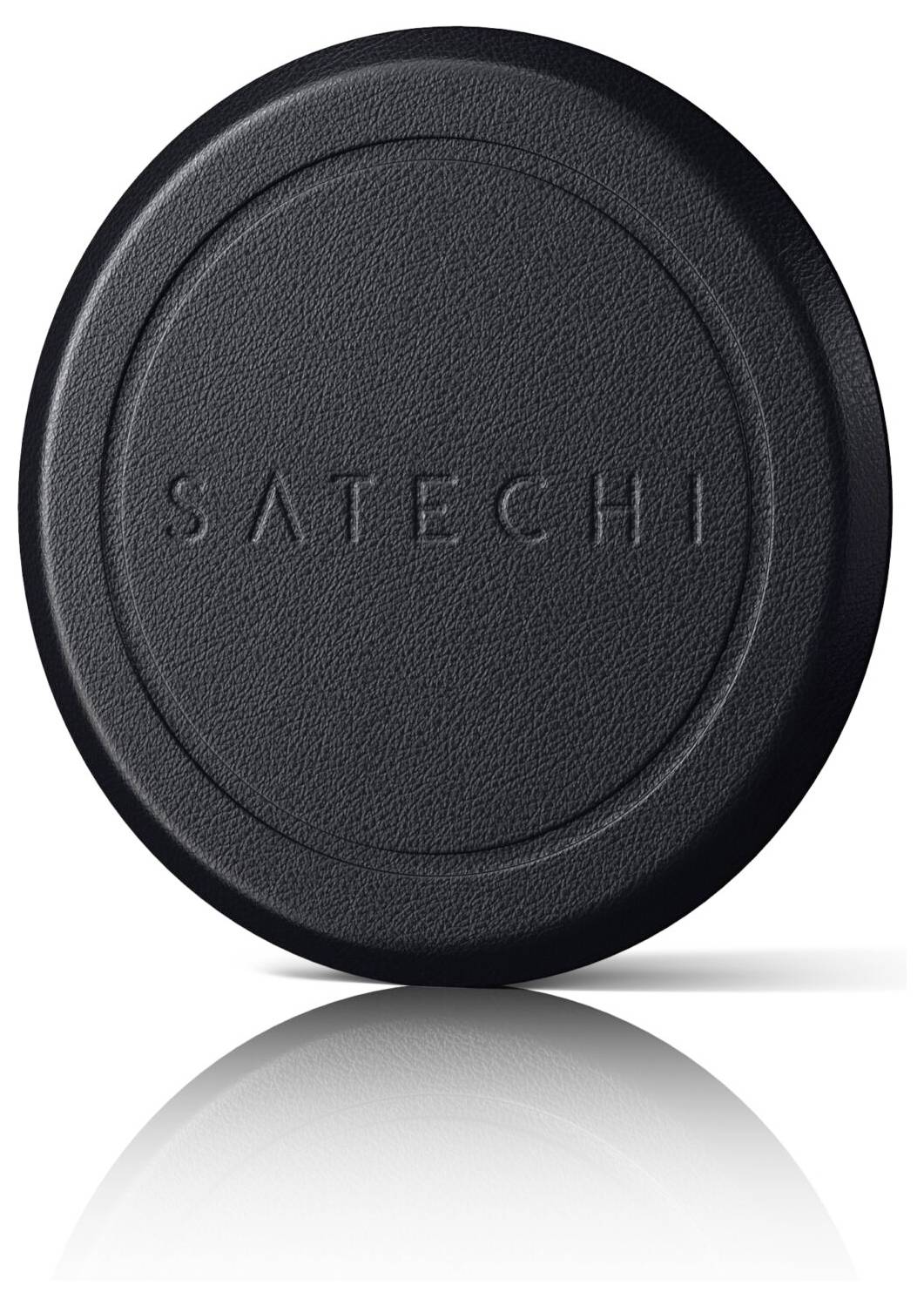 Schwarzes, rundes kabelloses Ladegerät mit dem Aufdruck 'SATECHI' auf der Oberseite, reflektiert auf glatter Oberfläche.