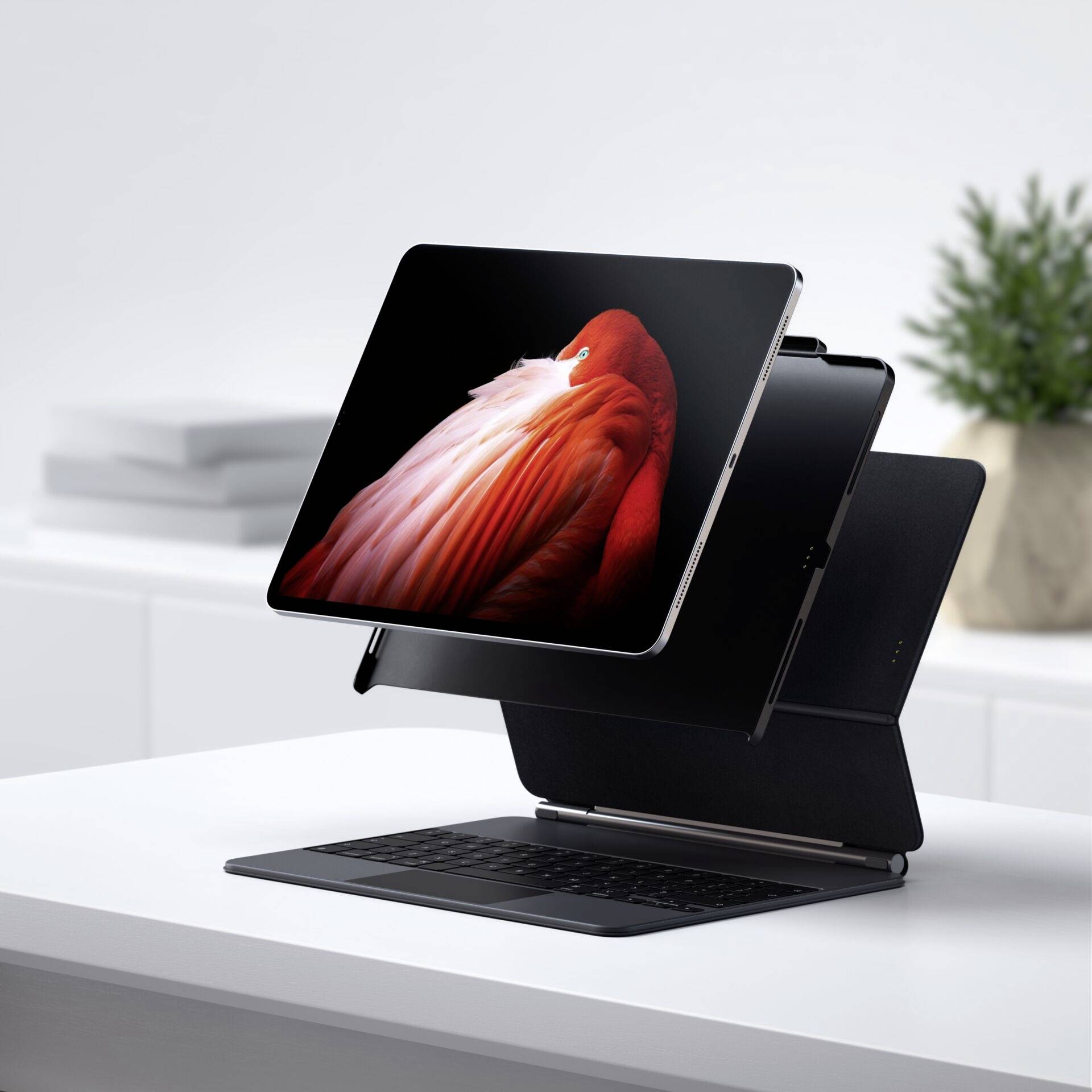 Tablet auf klappbarem Tastaturständer, auf einem weißen Schreibtisch; Hintergrund verschwommen mit Dokumentenstapel.