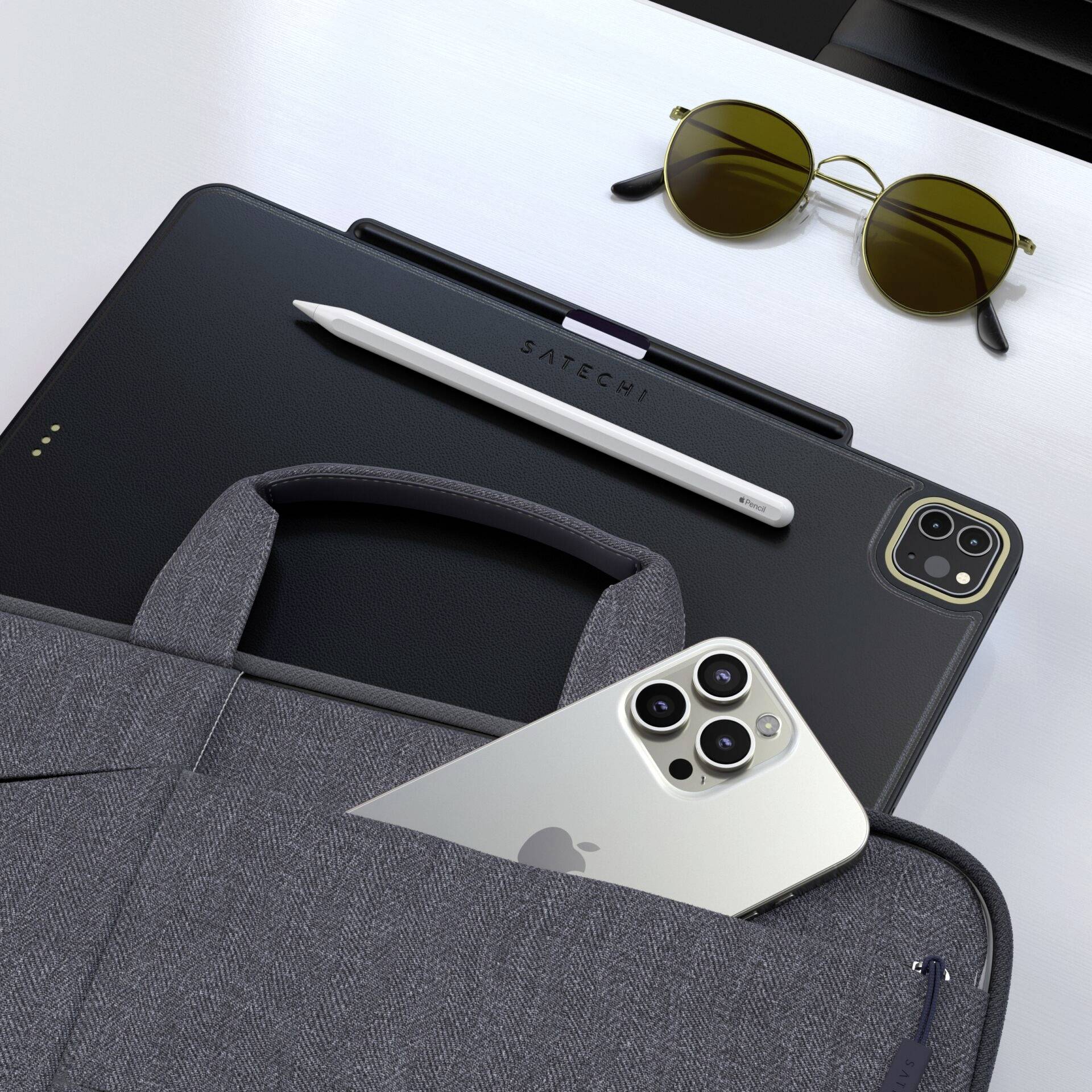 Ein Tablet mit Stift, eine Sonnenbrille und ein Smartphone liegen auf einem Tisch. Alles ist modern gestaltet und in eleganten Farbtönen gehalten.