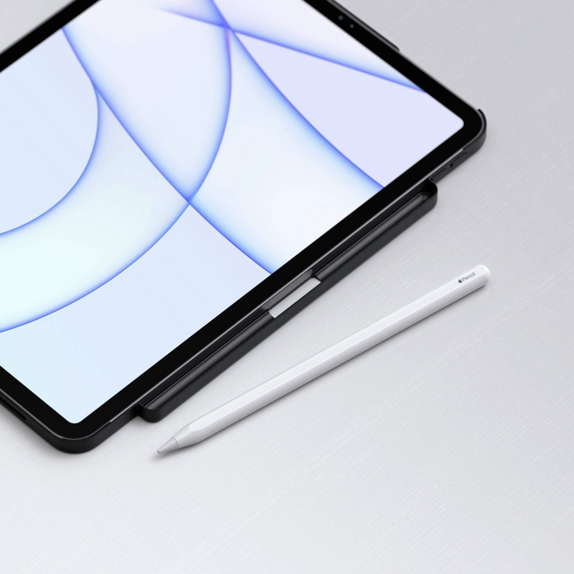 Ein Tablet mit einem weißen Bildschirm liegt auf einer grauen Oberfläche, daneben ein weißer Stift.