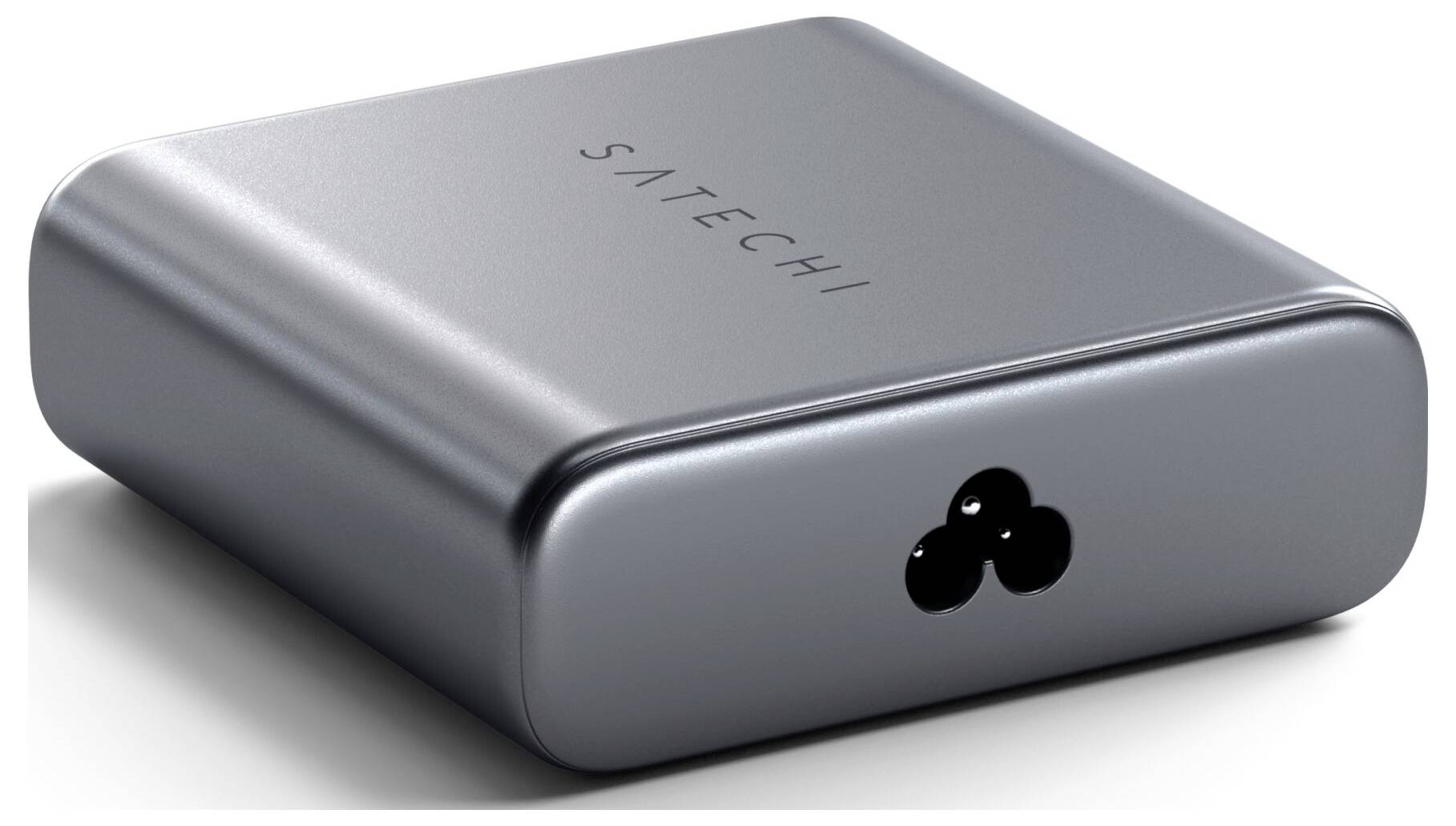 Ein silberner USB-C-Adapter von Satechi mit mehreren Anschlussmöglichkeiten, geeignet für den Einsatz mit Computern und mobilen Geräten.