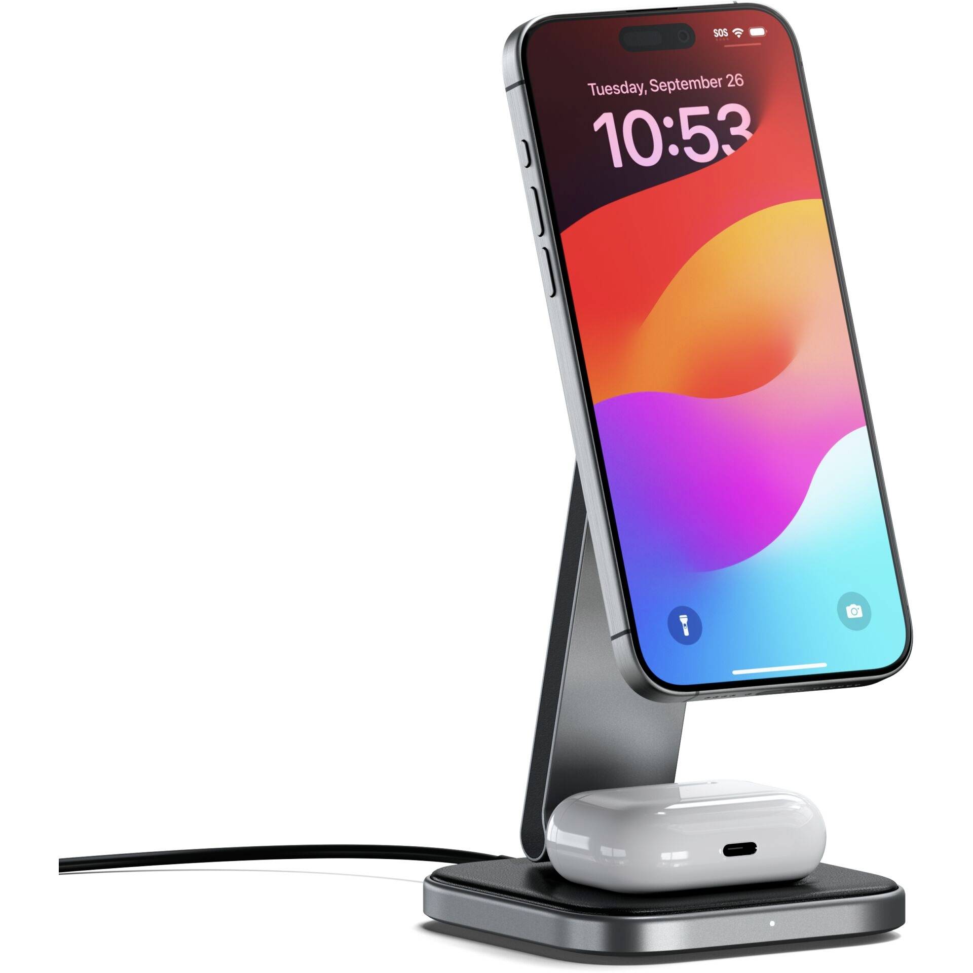 Ein Smartphone steht aufrecht auf einer kabellosen Ladestation, darunter liegt ein Paar kabelloser Kopfhörer.