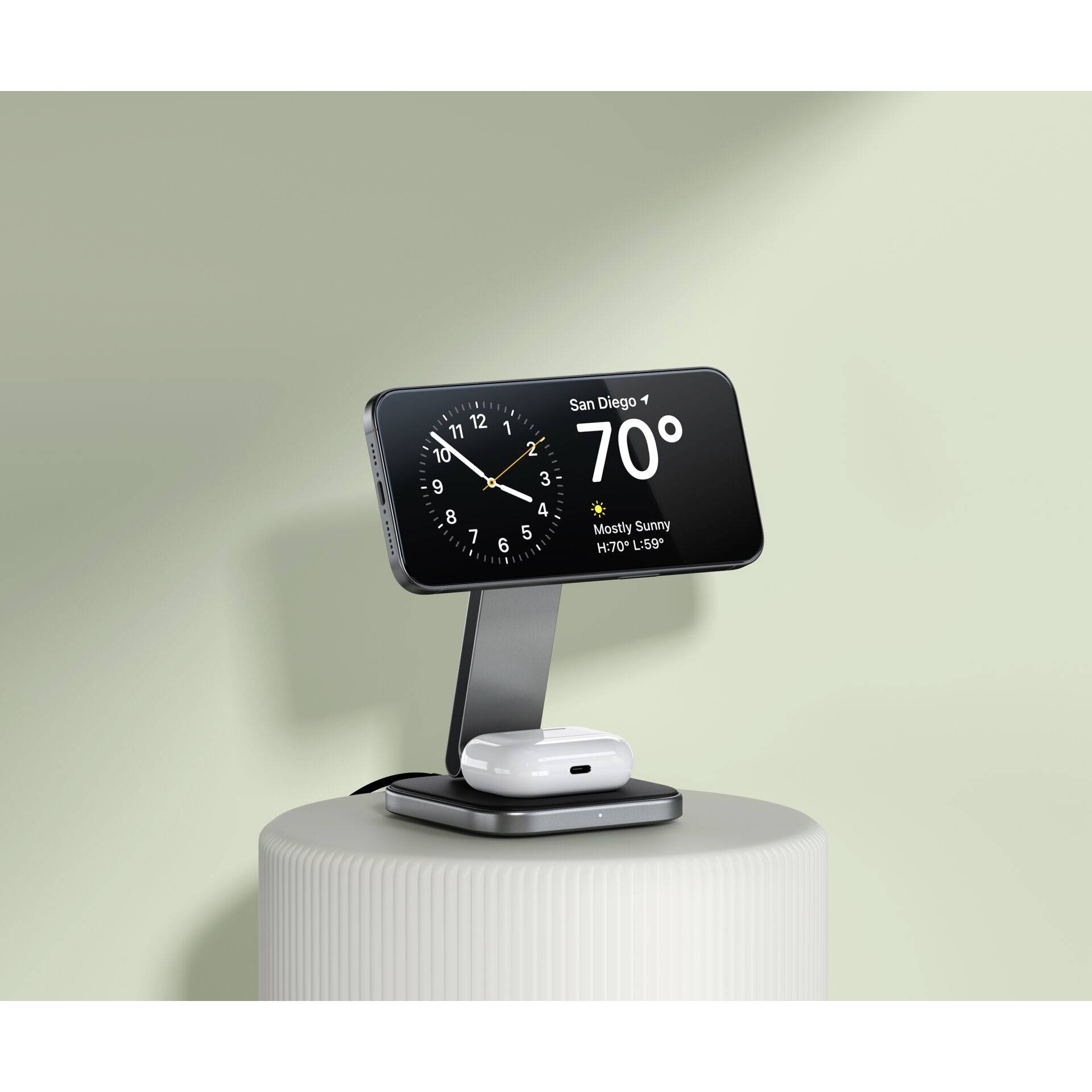 Smartphone auf einem Ständer zeigt Wetter-App mit Uhrzeit und Temperatur von 70 Grad Fahrenheit in San Diego. Darunter Ladeschale.
