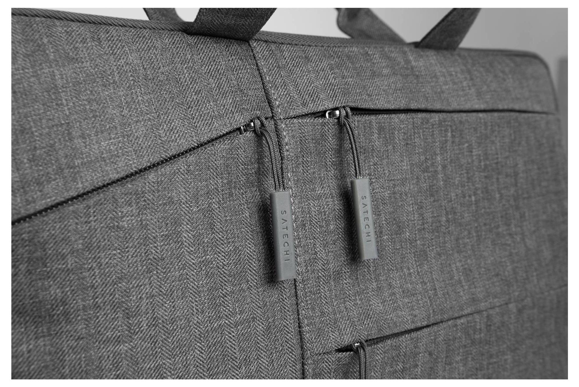 Graue Laptoptasche mit zwei Reißverschlüssen, vertikale Anordnung. Die Zipper sind mit 'Satechi' beschriftet.