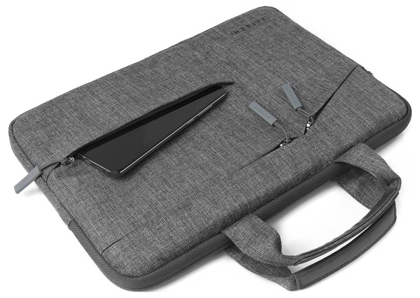 Graue Laptop-Tasche mit zwei Reißverschlusstaschen, in der eine ein Smartphone steckt. Tragegriff an der Seite.