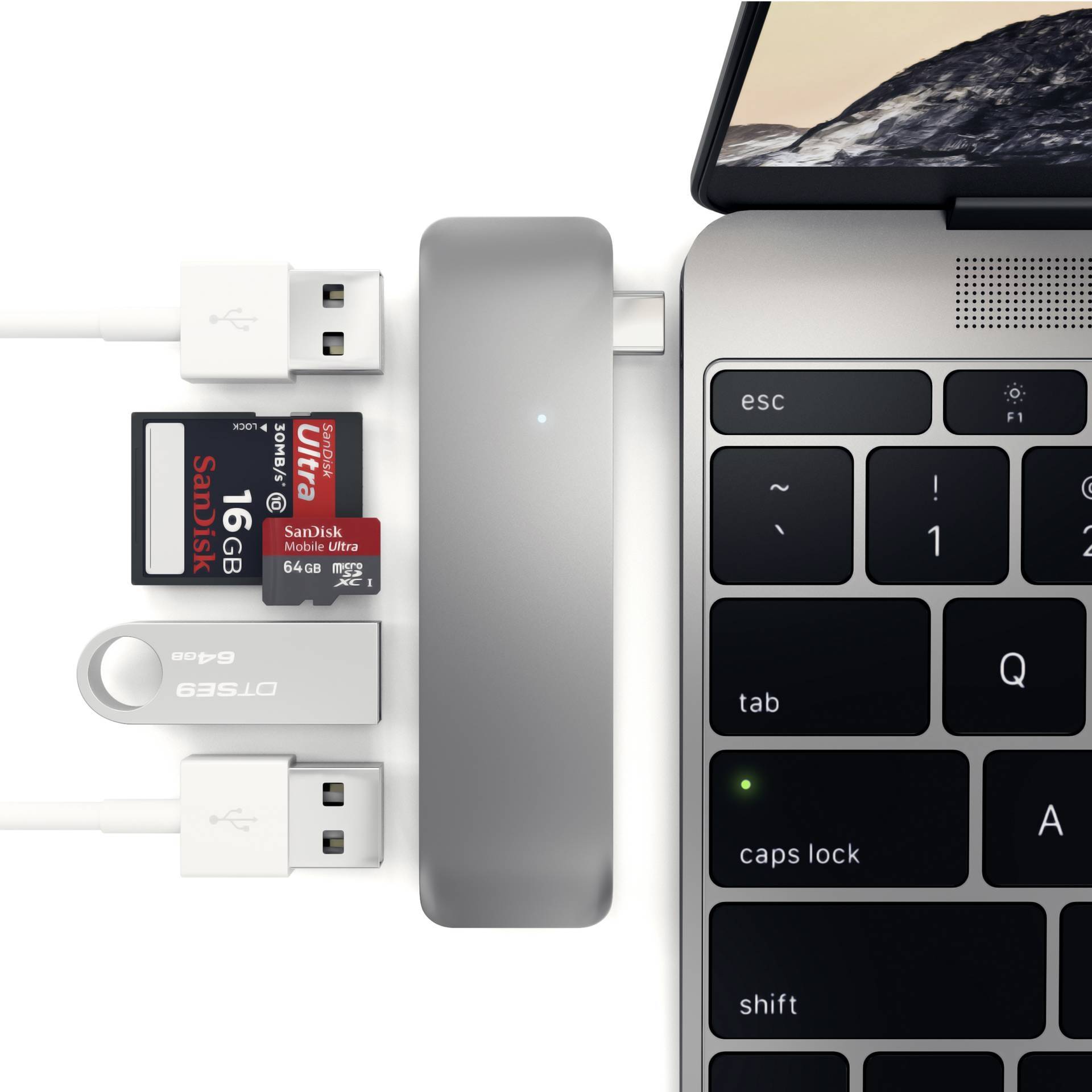 Ein Laptop mit angeschlossenen USB-Geräten über ein USB-C-Dock, das verschiedene Kartenleser und Anschlüsse für erweiterte Konnektivität enthält.