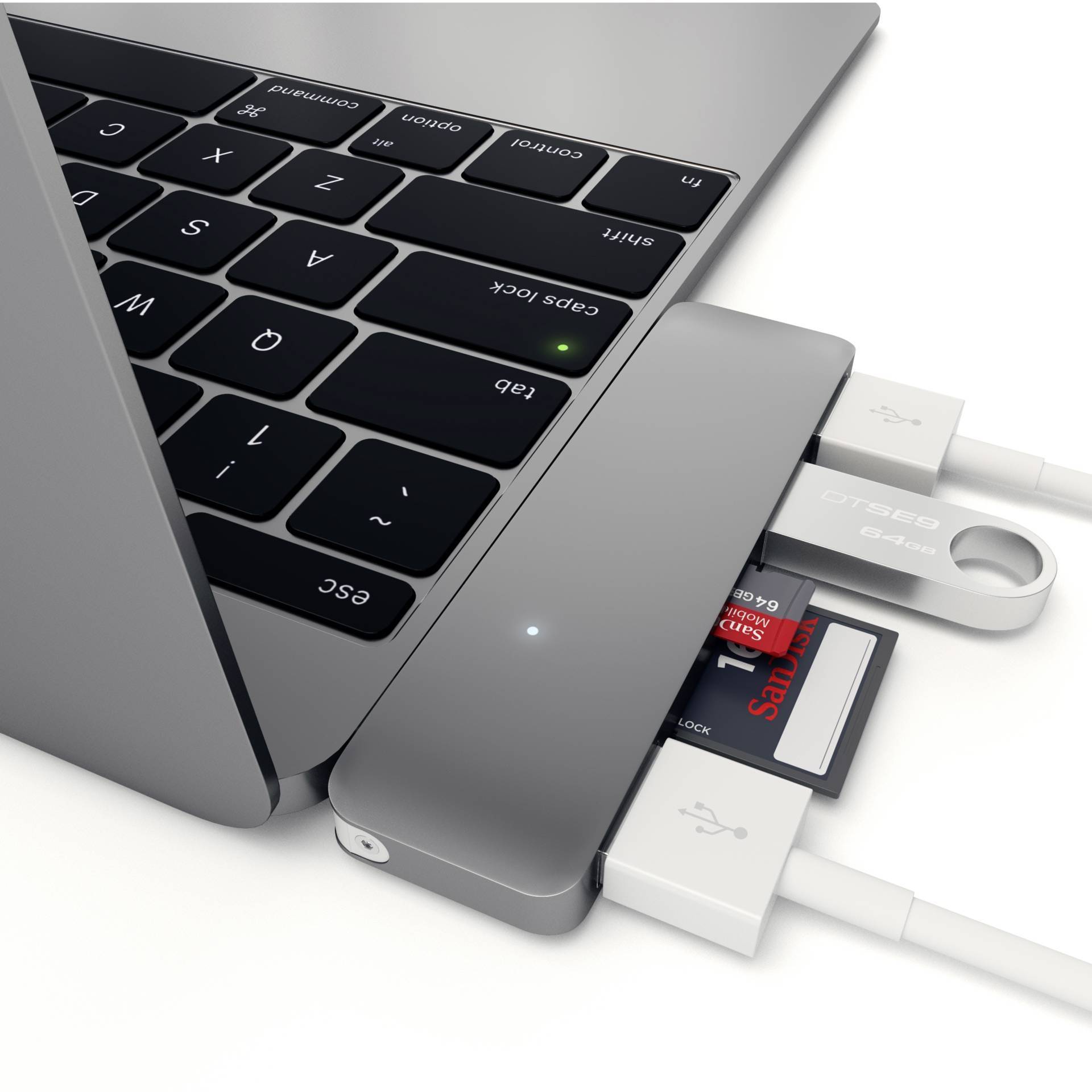 Ein Laptop mit einer externen Adapterlösung, die zwei USB-Kabel und eine SD-Karte verbindet. Der Adapter ist an einem Laptop-Port angeschlossen.