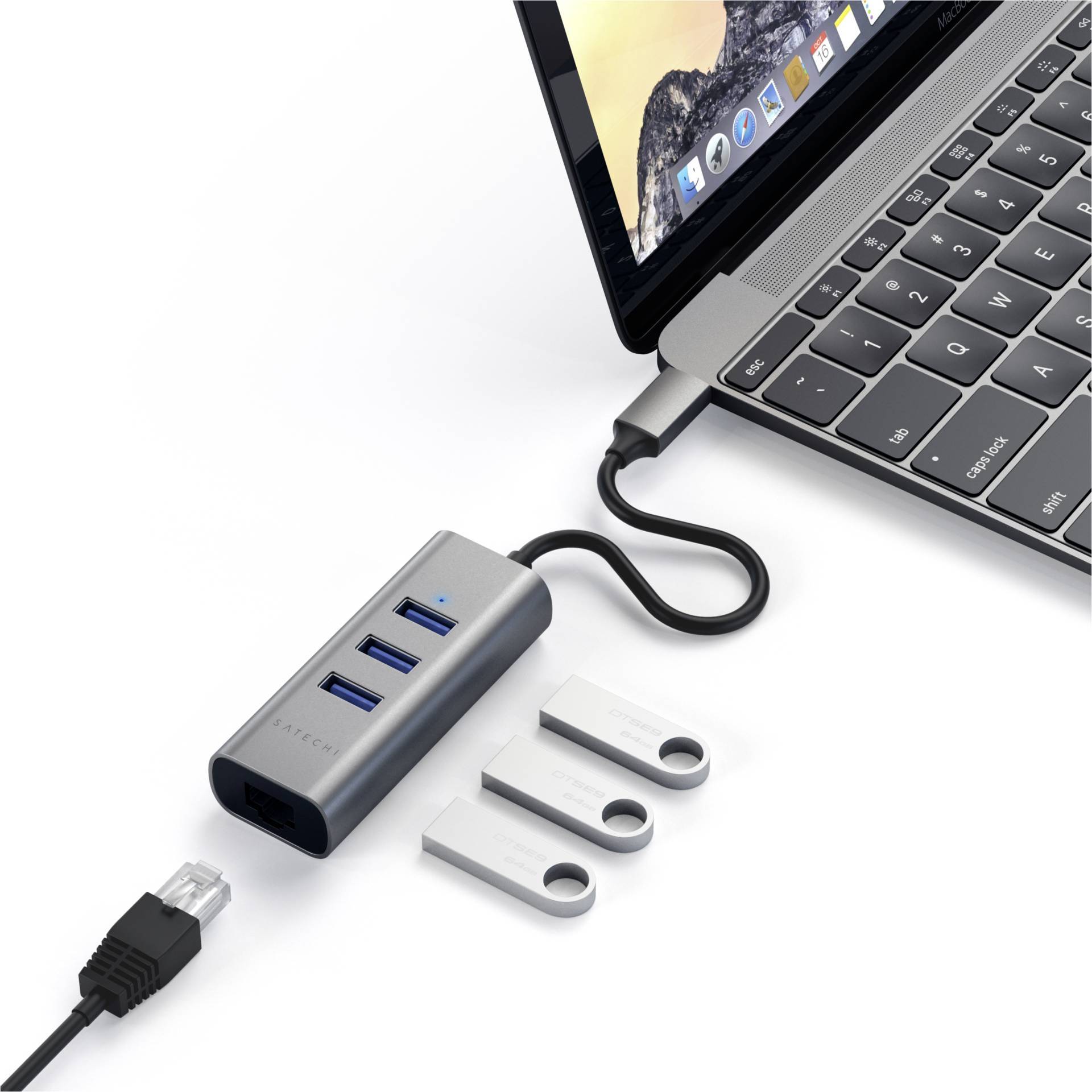 Laptop mit angestecktem USB-Hub, der mehrere USB-Sticks und ein Ethernet-Kabel verbindet, um die Anschlussmöglichkeiten zu erweitern.