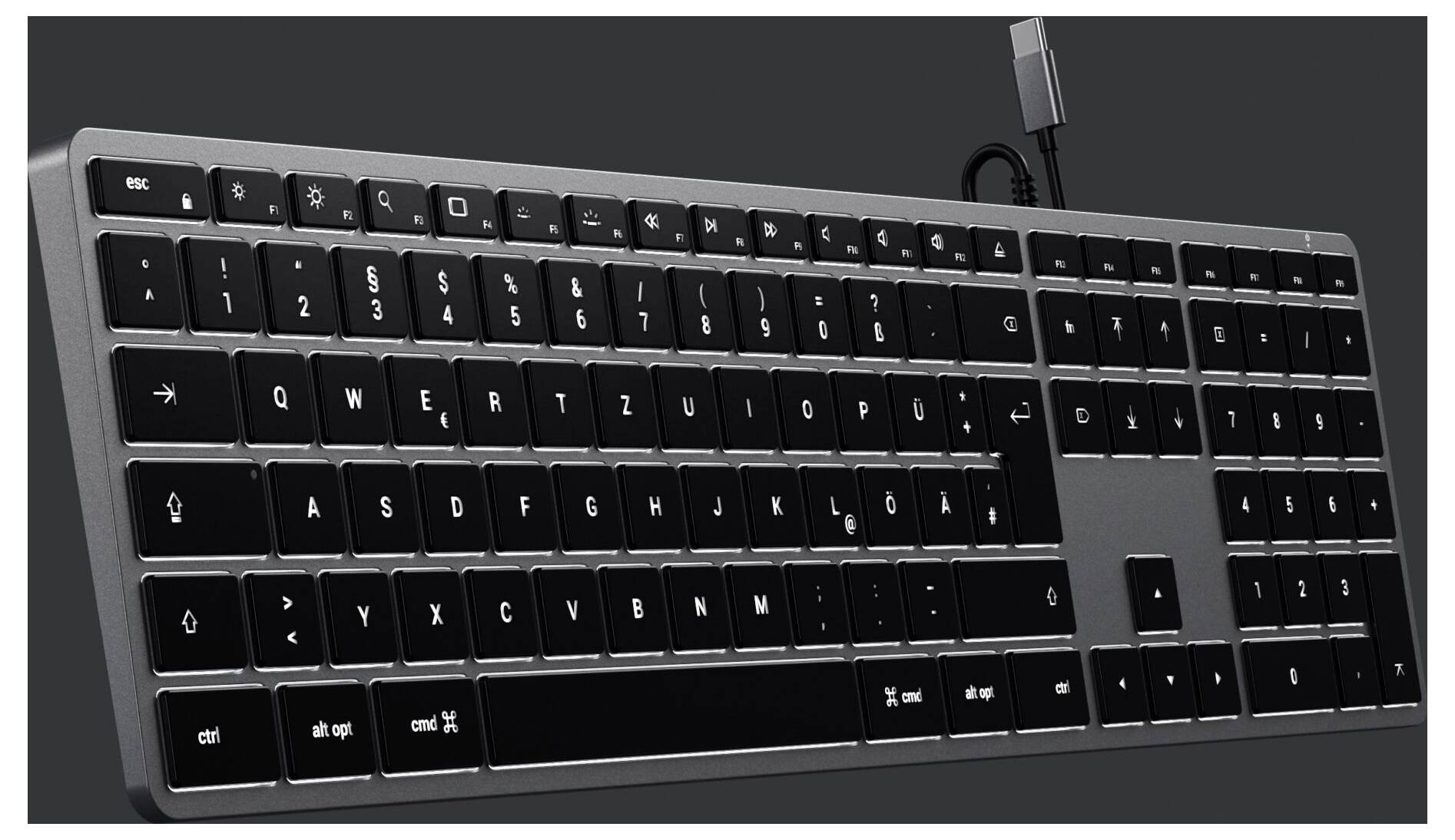 Schwarze Computertastatur mit QWERTZ-Layout und silbernem Rahmen. Oben rechts ist das USB-Kabel angeschlossen.