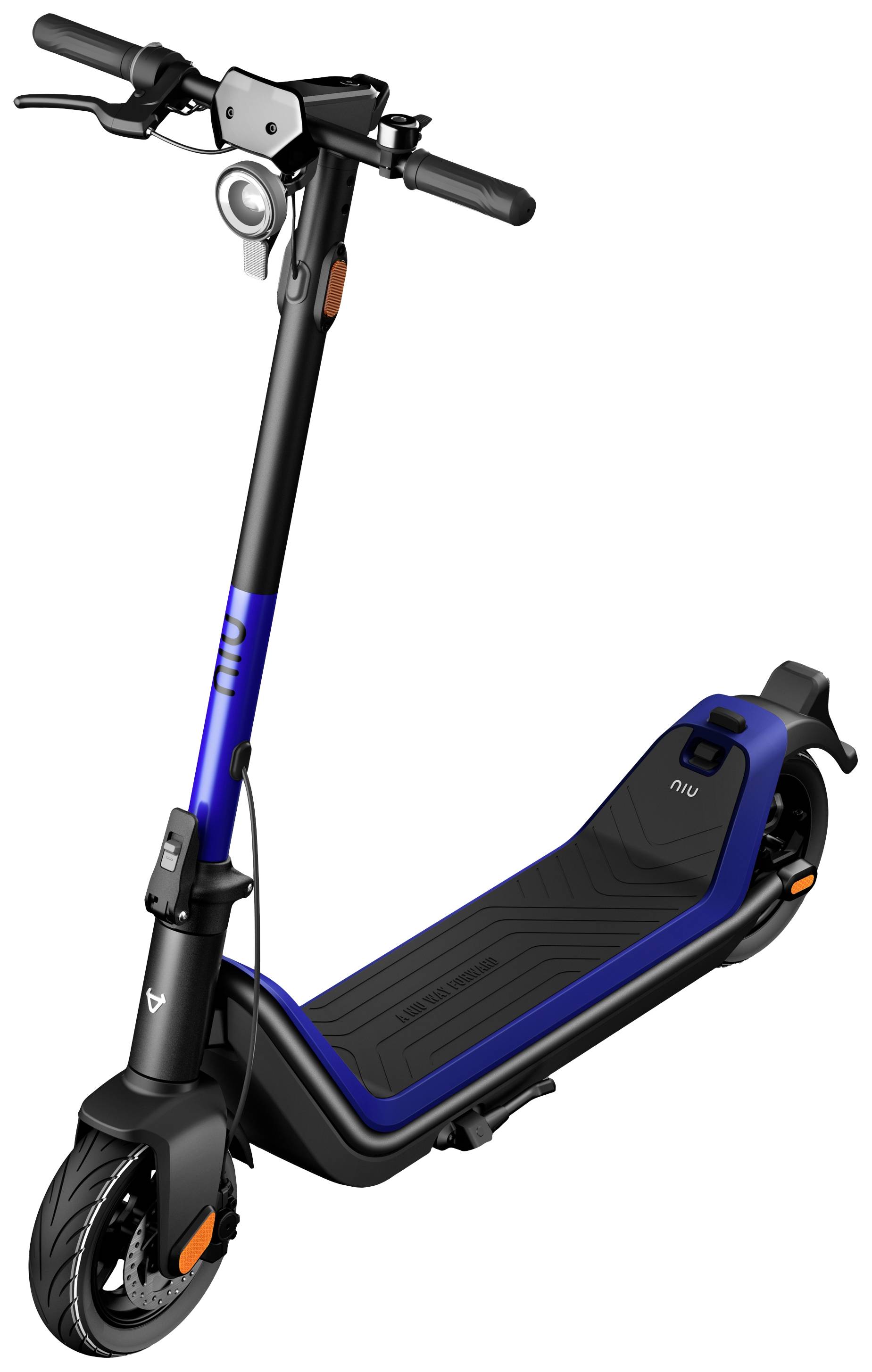 Ein blauer E-Scooter mit schwarzem Lenker und schwarzem Trittbrett steht aufrecht. Links ist ein kleines Vorderlicht zu sehen.