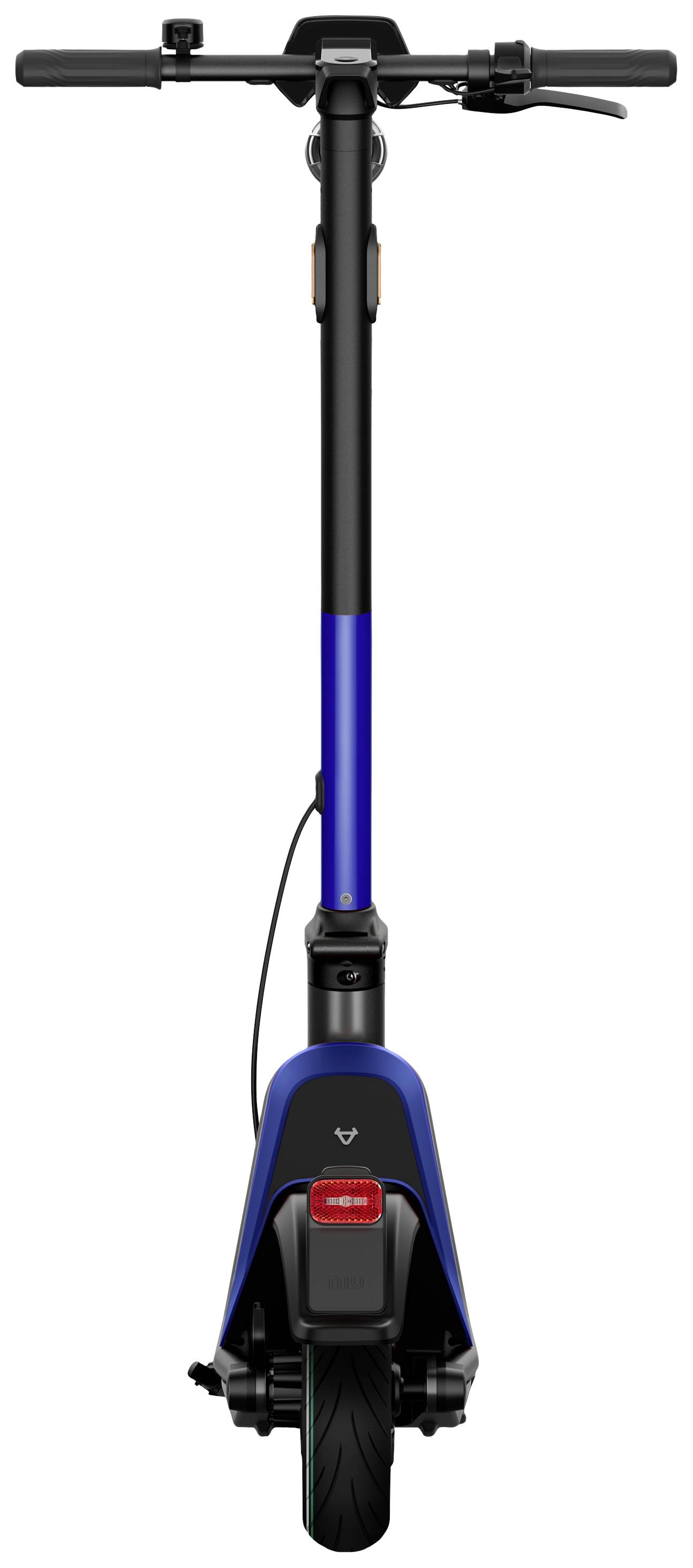 Ein blauer Elektroroller, frontal abgebildet, mit einem schwarzen Lenker, breitem Trittbrett und Rücklicht, auf hellem Hintergrund.