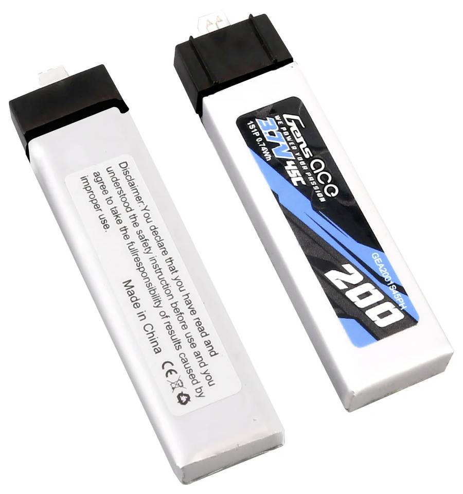 Zwei Lithium-Polymer-Akkus mit blauer Aufschrift '200', geeignet für ferngesteuerte Fahrzeuge. Einer zeigt Sicherheitsanweisungen.