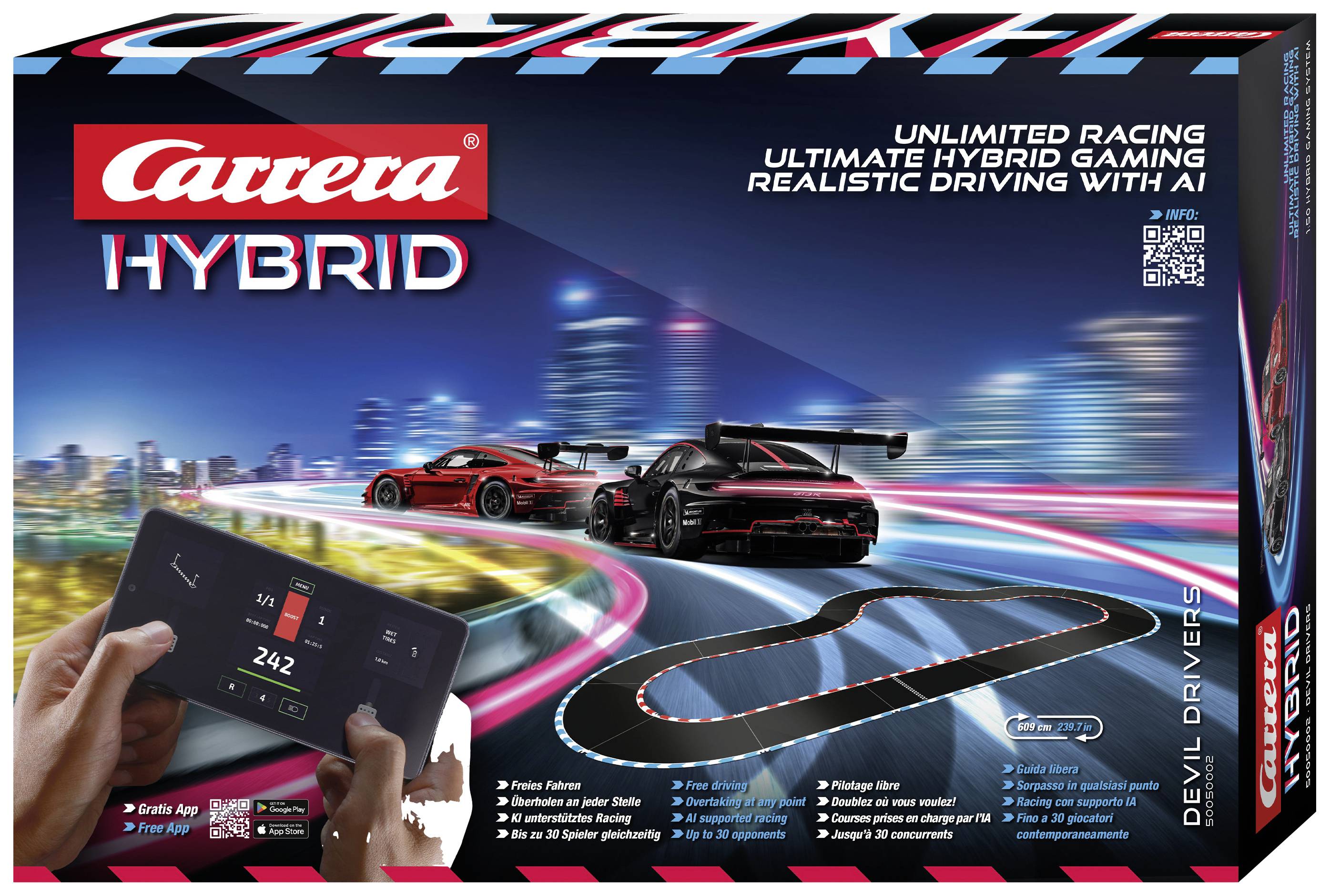 Spielzeug-Rennbahn 'Carrera Hybrid' mit Handy-Steuerung. Zeigt eine virtuelle Rennstrecke mit drei Spielzeugautos, die durch eine beleuchtete Stadt fahren.