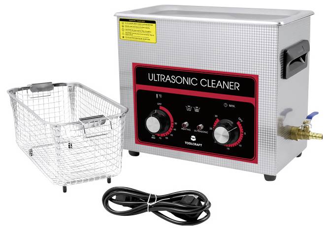 Ultraschallreiniger mit Bedienfeld, Temperatur- und Zeiteinstellung, daneben ein Drahtkorb und ein Netzkabel.