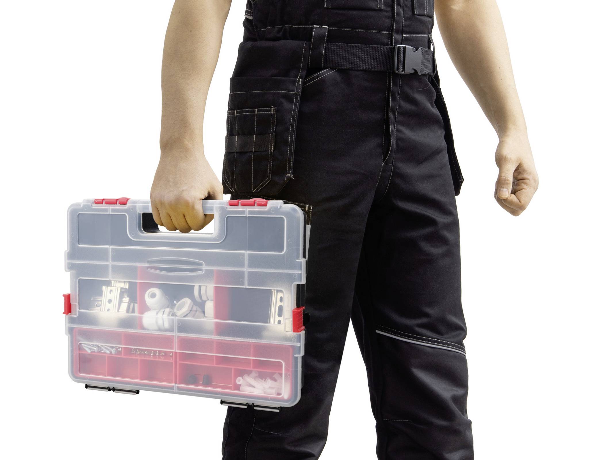 Eine Person in Arbeitskleidung hält einen transparenten Werkzeugkasten mit mehreren Fächern und sichtbarem Inhalt.