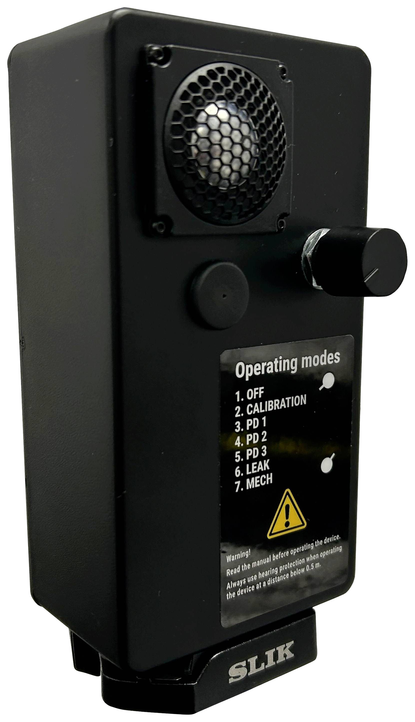 Schwarzes elektronisches Gerät mit Lautsprecher und Drehschalter. Etikett zeigt Betriebsmodi wie 'OFF', 'CALIBRATION' und 'LEAK'.