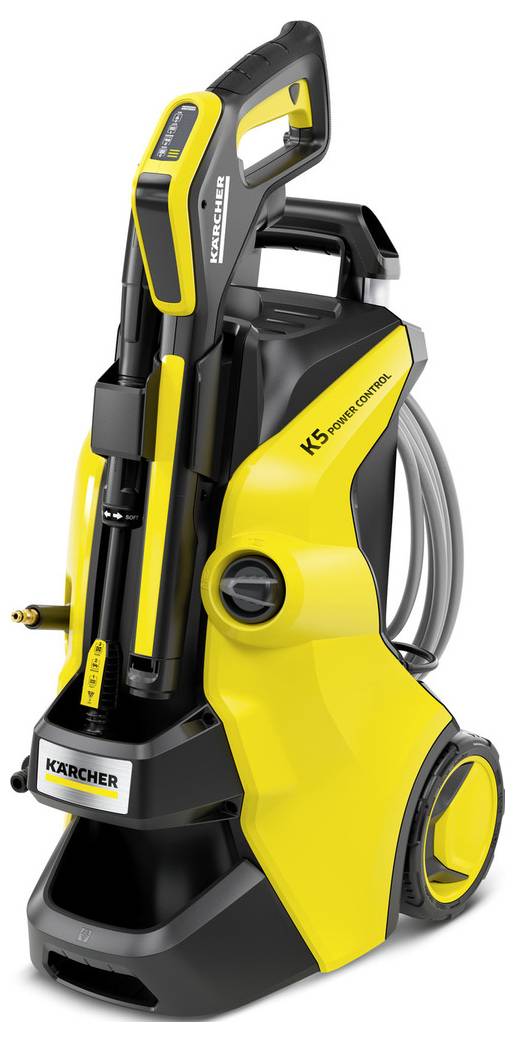 Ein gelber Hochdruckreiniger der Marke Kärcher, Modell K5 Power Control, mit eingesteckter Sprühlanze und sauberer Wasserleitung.